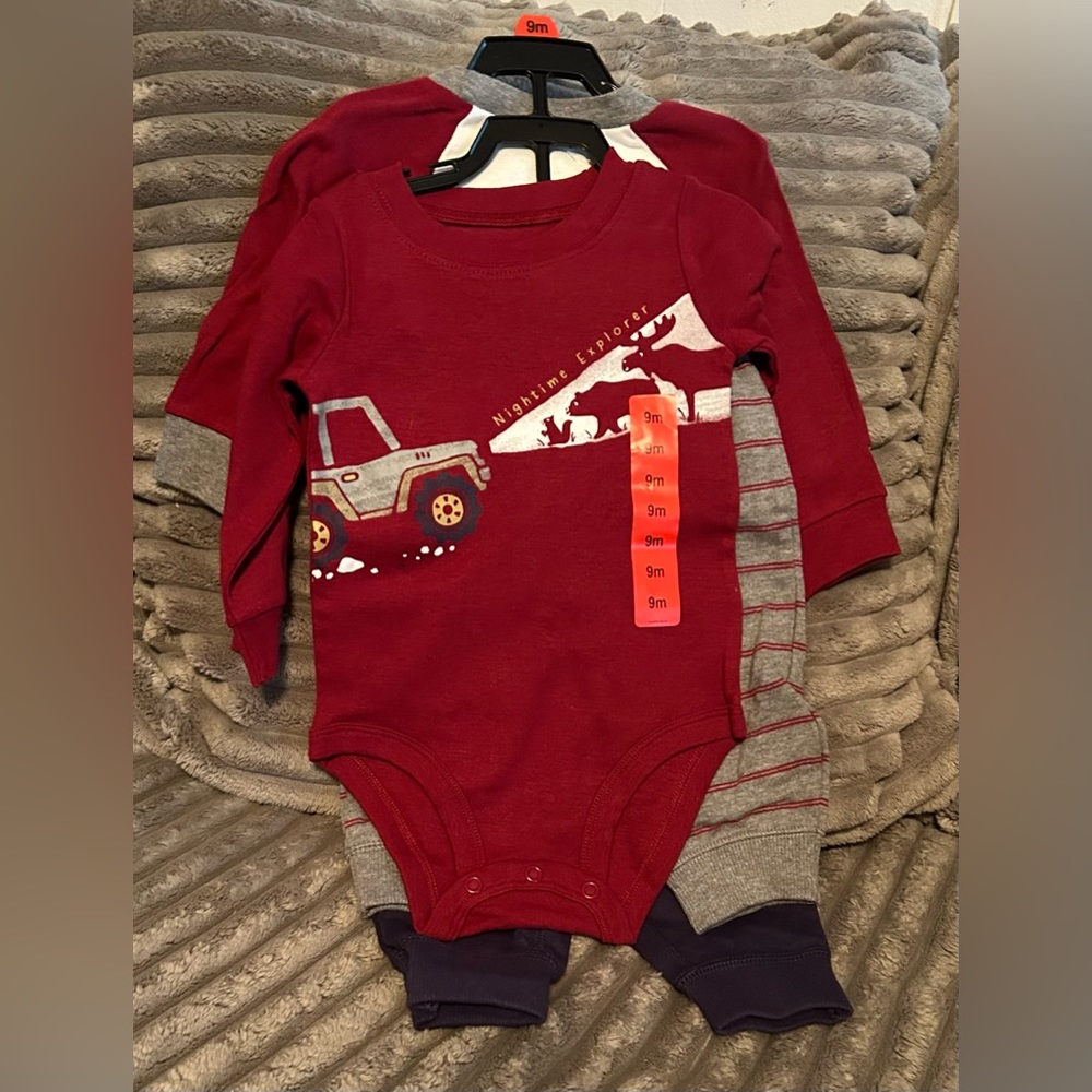 Carter’s size 9 months   4 piece set
